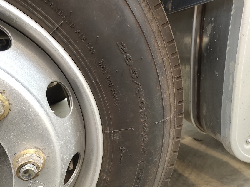 重汽豪沃前四后八27.4立方铝合金油罐车轮胎型号图片